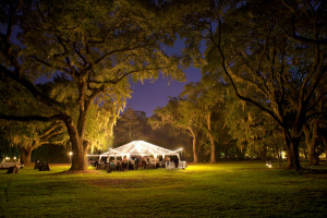 Outdoor Catering Zelt am Abend unter freiem Himmel
