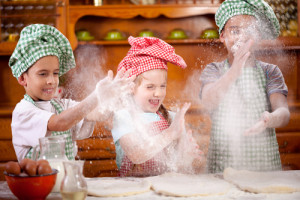 Kindergeburtstag im Kochkurs beim Pizza backen