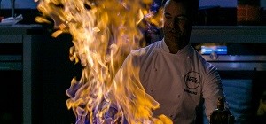 Christian Henze flambiert während Kochshow