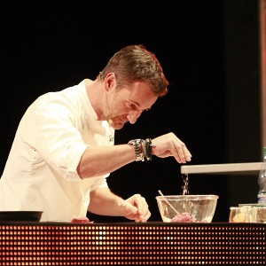 Christian Henze während Kochshow beim Würzen