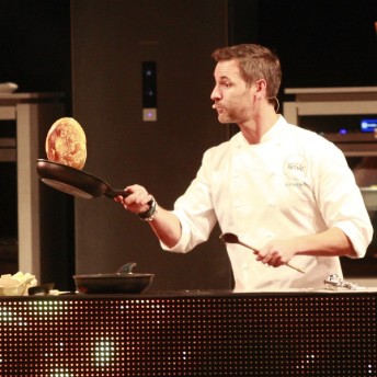 Christian Henze während Kochshow beim Wenden von Pfannkuchen